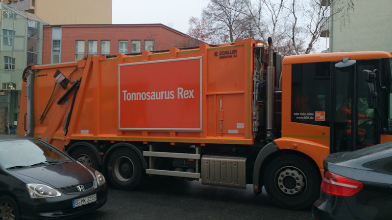 Müllwagen mit Aufschrift "Tonnosaurus Rex"